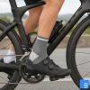 Bort Activemed Knöchelbandage beim Velofahren, grau