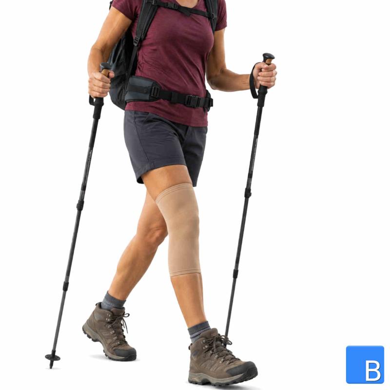 Active Color Kniebandage beim Wandern hautfarbig