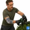 Bort Activemed Ellenbogenbandage, Anwendung bei der Gartenarbeit in grau
