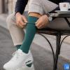 Sigvaris® Traveno Reise-Stützsocken anlegen, grün
