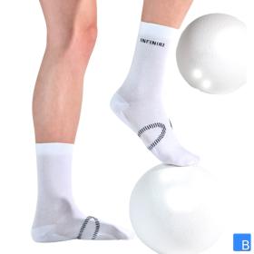 Weisse INFINIRI Gesundheitssocken getragen im Alltag und Sport zur Vorbeugung von Fussbeschwerden.