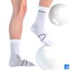 Weisse INFINIRI Gesundheitssocken getragen im Alltag und Sport zur Vorbeugung von Fussbeschwerden.