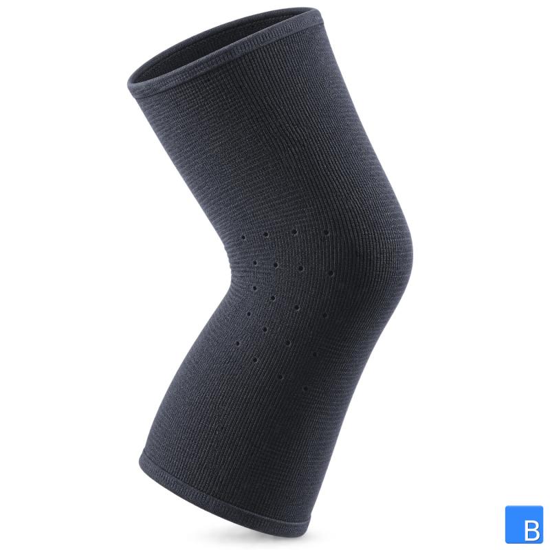 Die schwarze Bort Kniebandage ist locker gerollt und freigestellt vor weißem Hintergrund dargestellt.